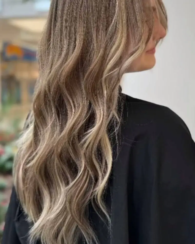 Balayage-Ergebnis in nat&uuml;rlichem Blond