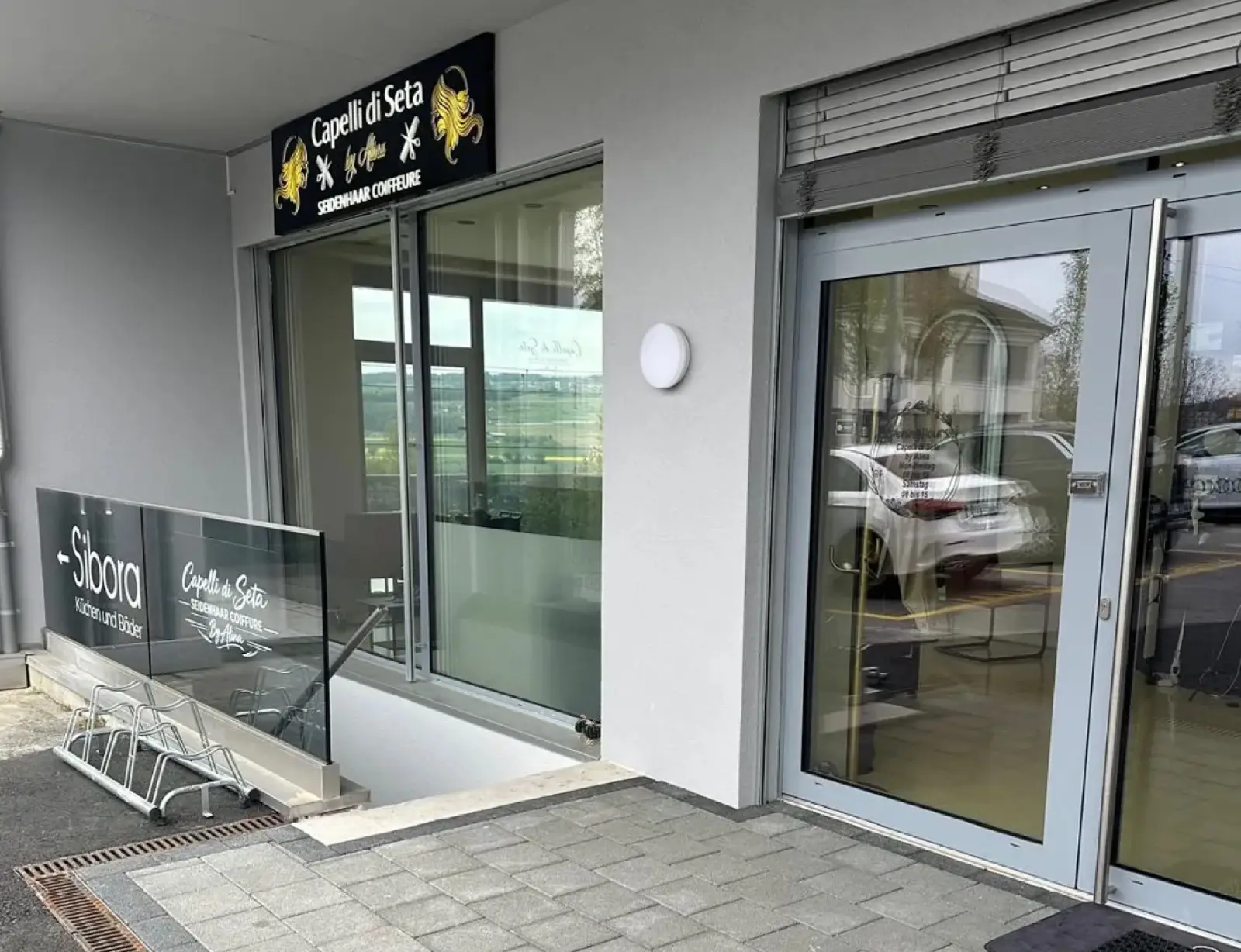 Eingang des Salons Capelli di Seta an der Bühlstrasse 5 in Beinwil am See