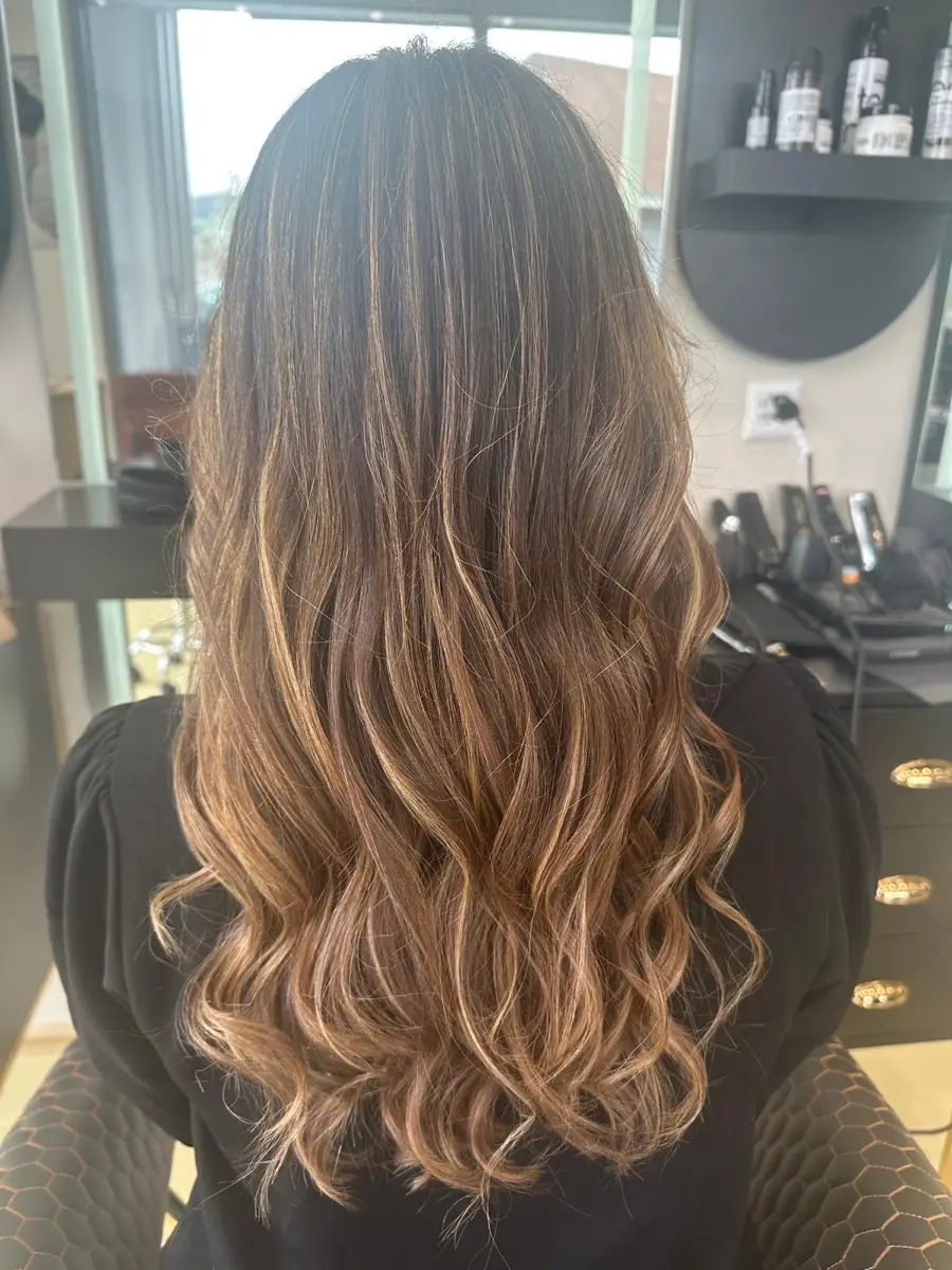 Balayage in Bronde mit Locken aus dem Salon Capelli di Seta