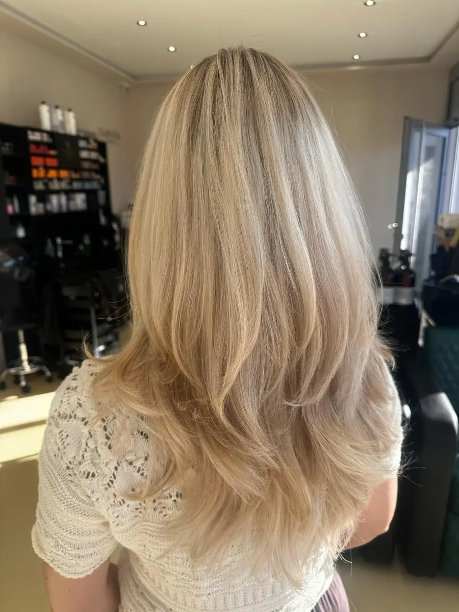 Blonde Strähnen mit Locken
