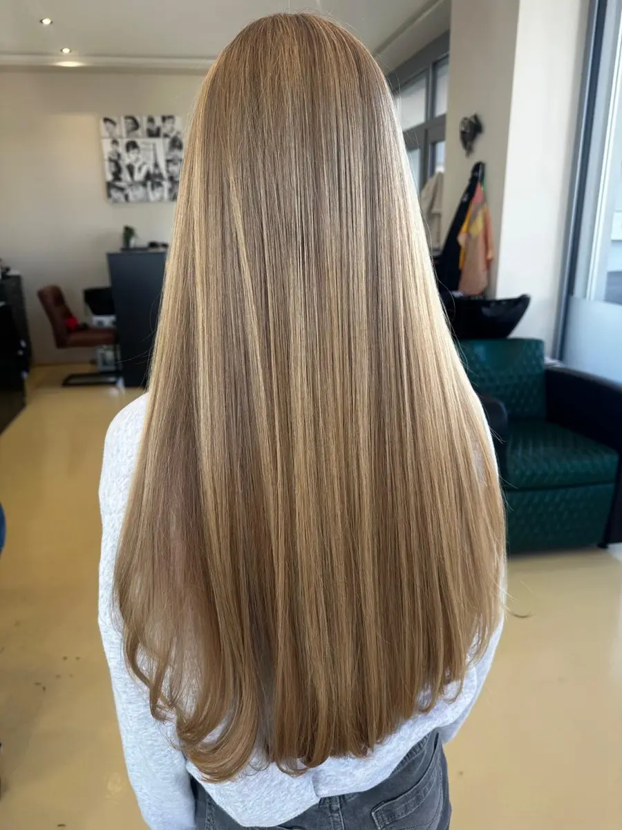 Lange glatte Haare in warmem Blond