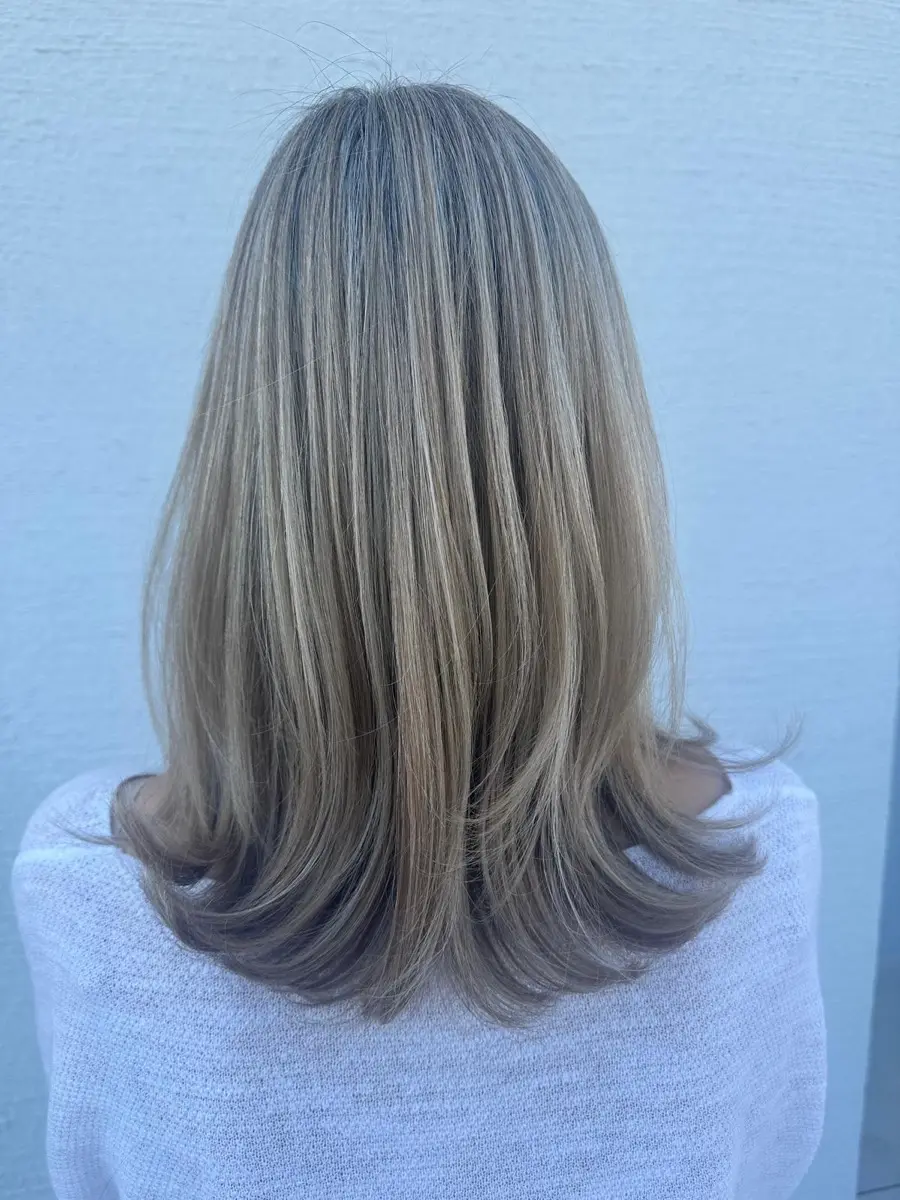 Schulterlanges Haar in kühlem Blond