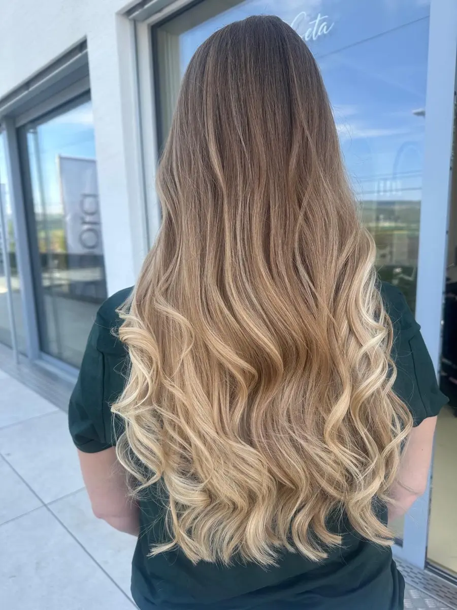 Blonde L&auml;ngen mit weichen Wellen