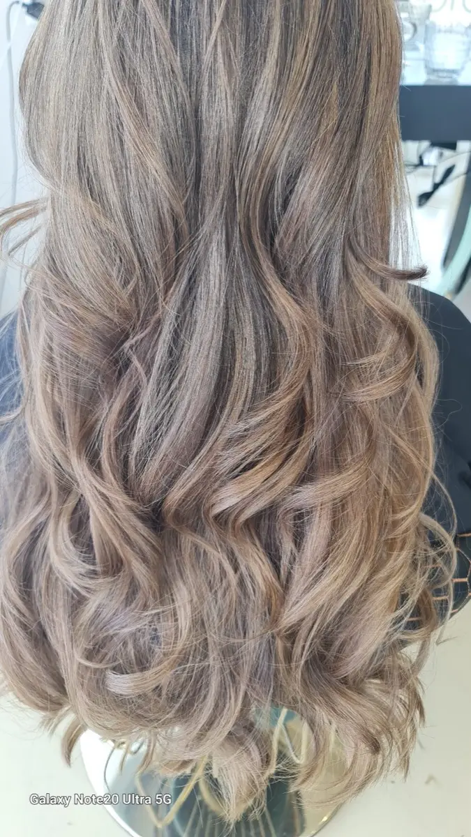 Lange Haare in beigem Blond