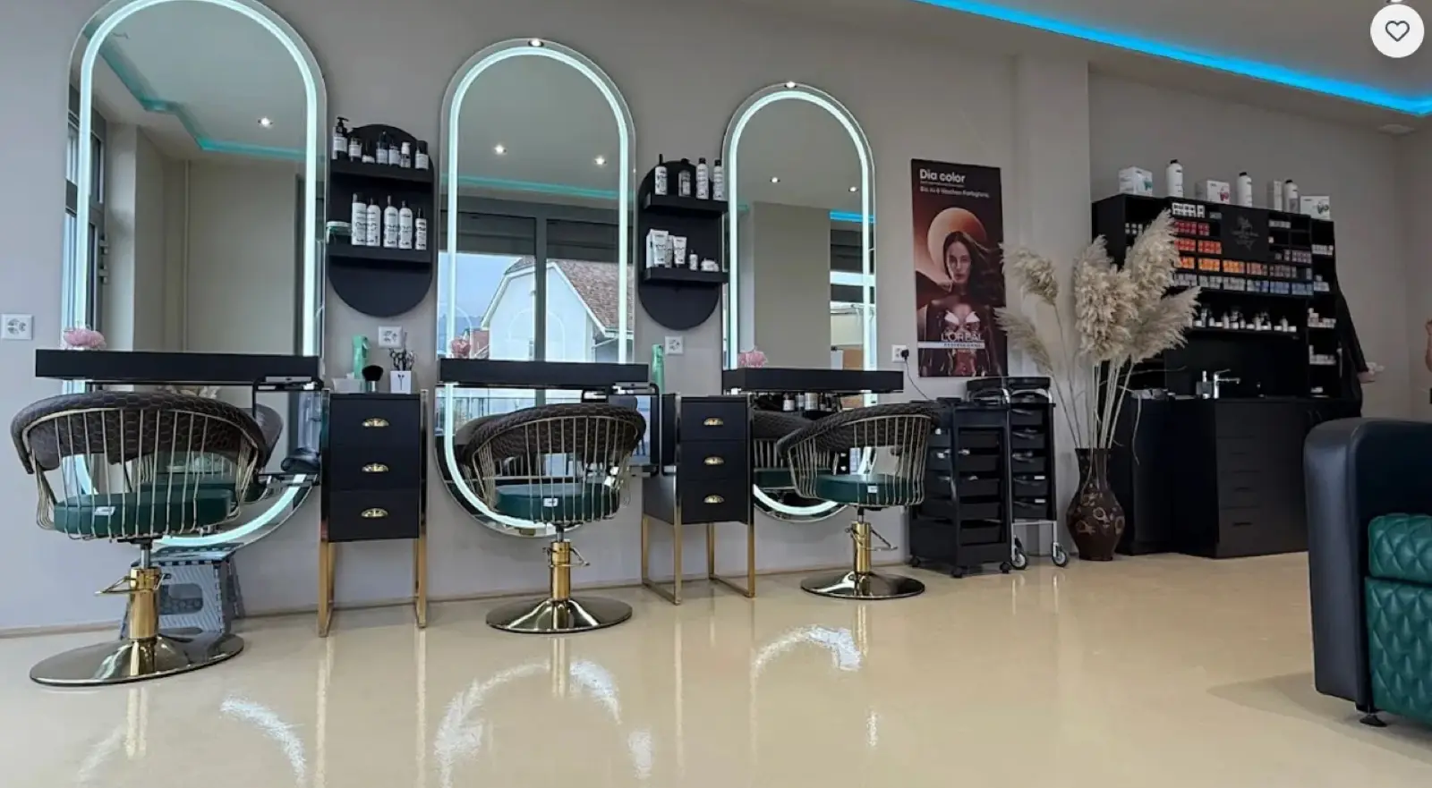 Arbeitsplaetze mit beleuchteten Spiegeln im Salon Capelli di Seta